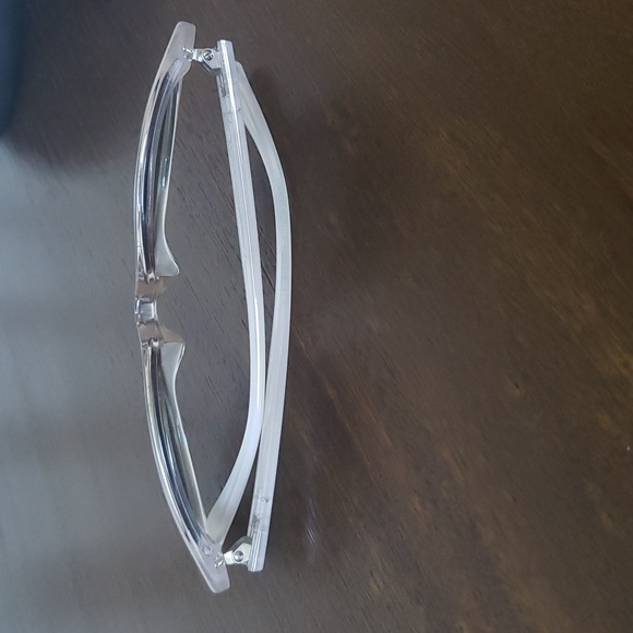 NWOT Vogue women's sunglasses with case and towel - Picture 5 of 8